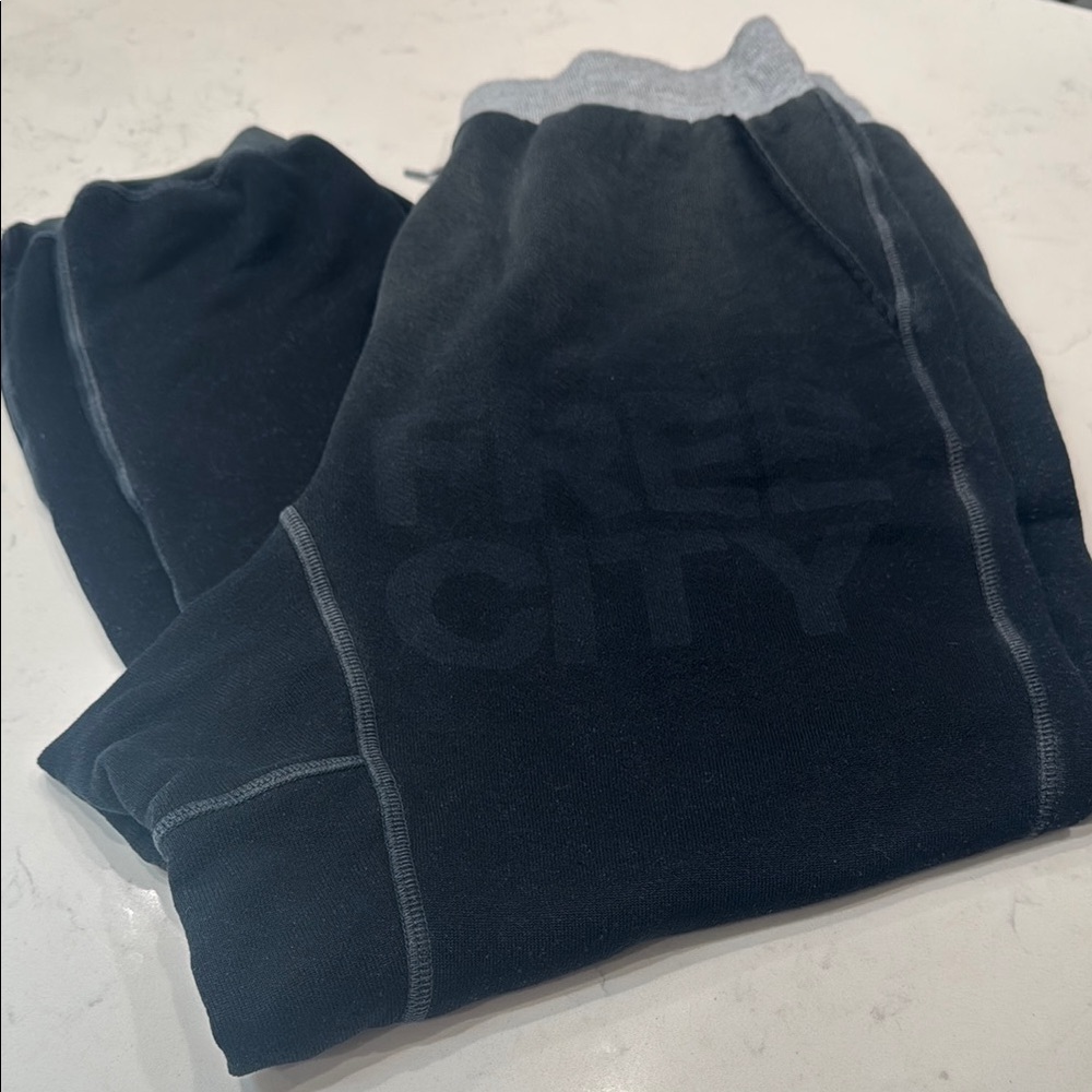 freecity black French Terry sweats size L